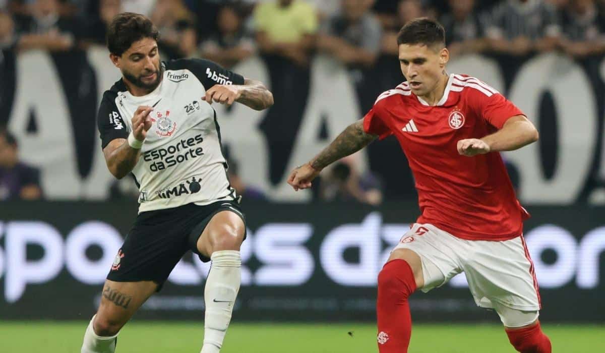 Yuri Alberto em campo em Corinthians e Internacional