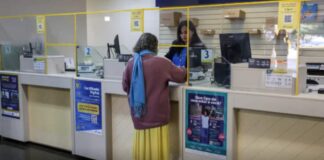 Aposentada sacando aposentadoria