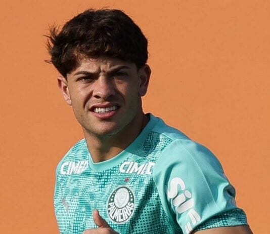 O jogador Agustín Giay, da SE Palmeiras, durante treinamento