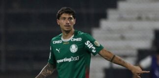 O jogador Emiliano Martínez, da SE Palmeiras, em jogo