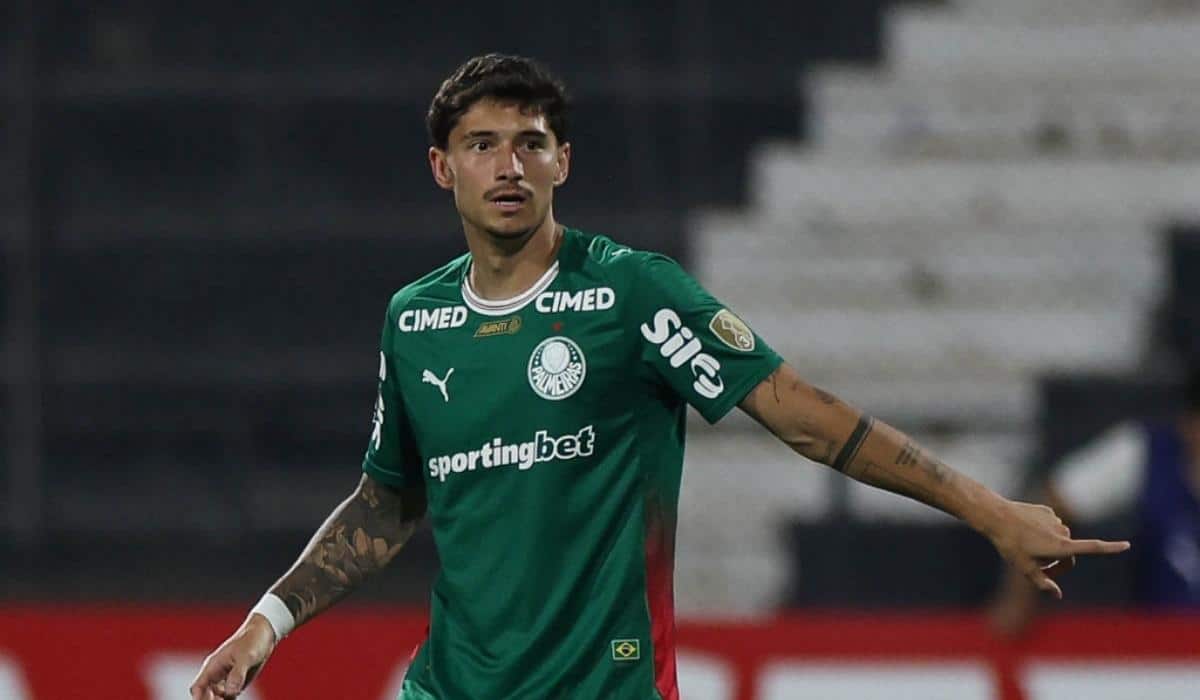 O jogador Emiliano Martínez, da SE Palmeiras, em jogo