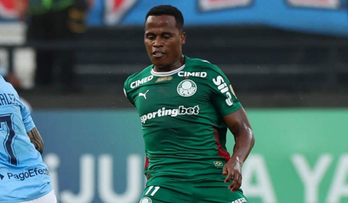 O jogador Jhon Arias, da SE Palmeiras, disputa bola com o jogador