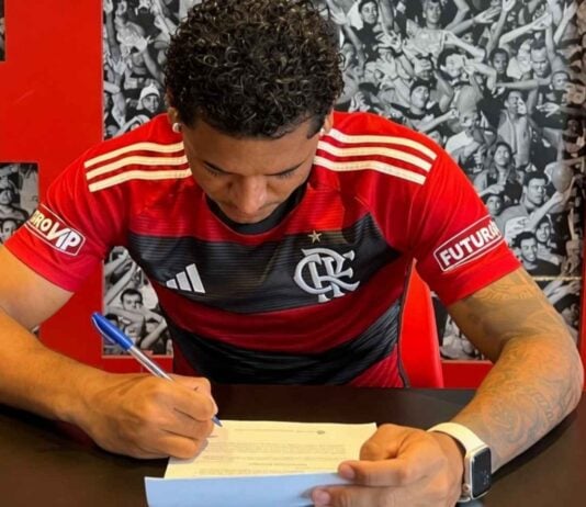 Rayan Lucas assina contrato