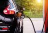 Carro abastecendo gasolina etanol