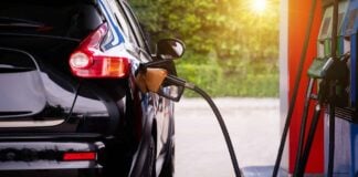Decisão nos EUA sobre nova gasolina pode injetar bilhões em Minas Gerais Carro abastecendo gasolina etanol