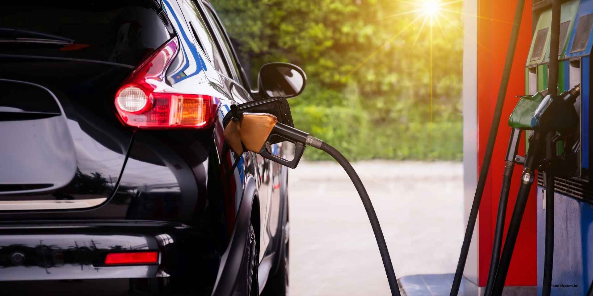 Carro abastecendo gasolina etanol
