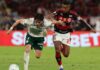 O jogador Agustín Giay e Bruno Henrique