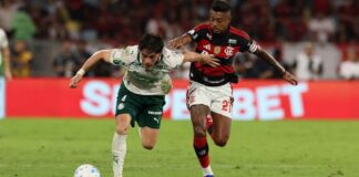 O jogador Agustín Giay e Bruno Henrique
