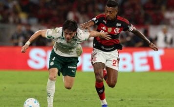 O jogador Agustín Giay e Bruno Henrique