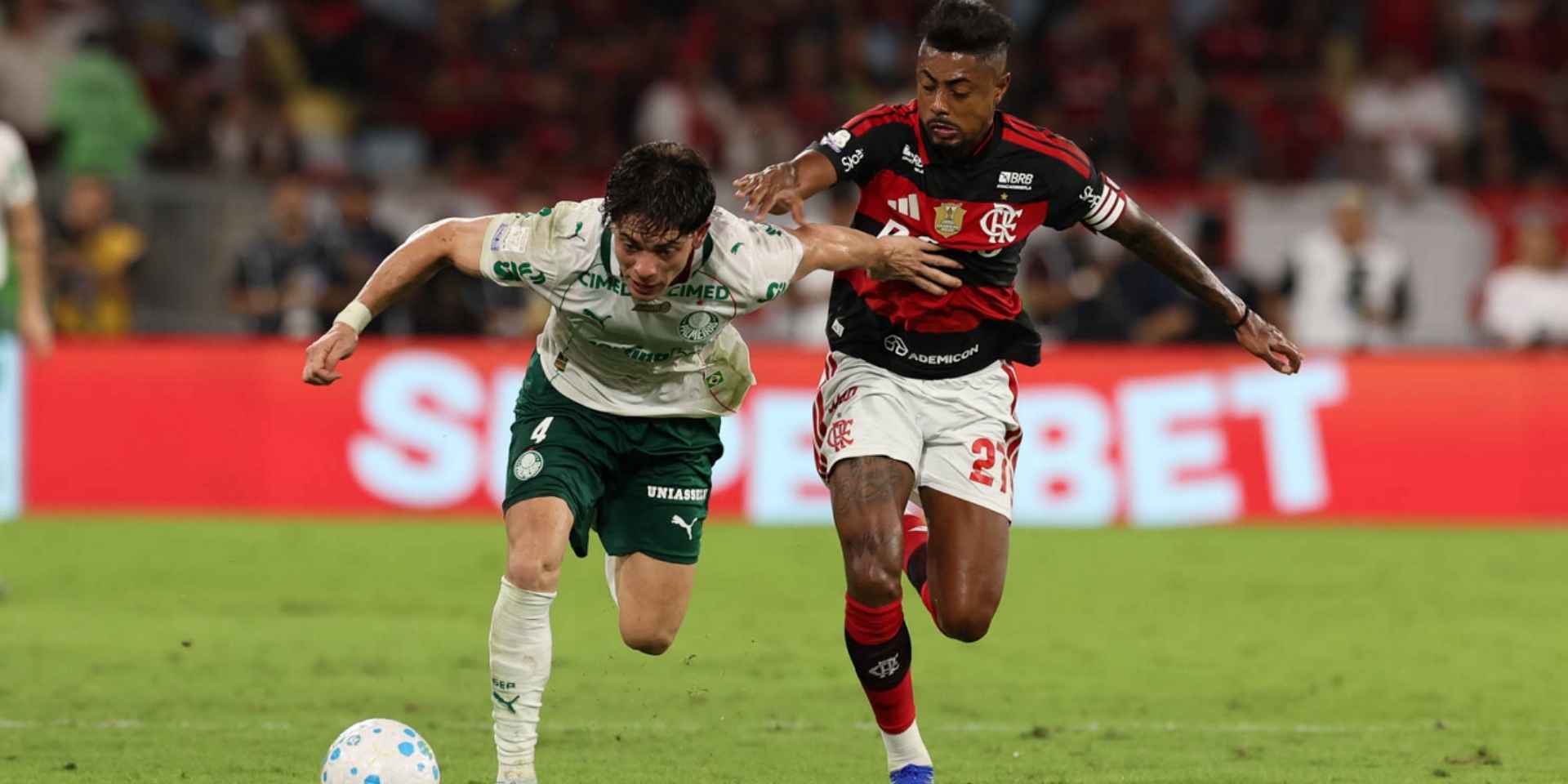 O jogador Agustín Giay e Bruno Henrique