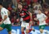 O jogador Flaco López disputa com Léo Pereira