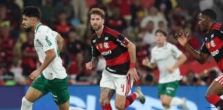 O jogador Flaco López disputa com Léo Pereira