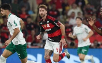 O jogador Flaco López disputa com Léo Pereira