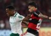 O jogador Jhon Arias, da SE Palmeiras, disputa bola com Paquetá