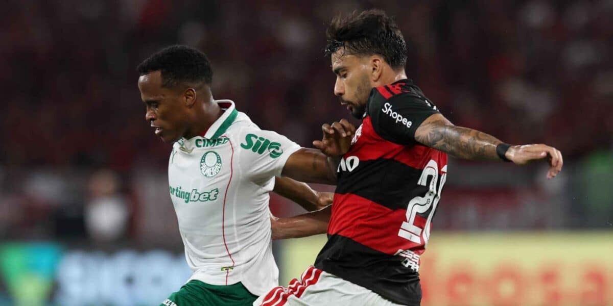 O jogador Jhon Arias, da SE Palmeiras, disputa bola com Paquetá