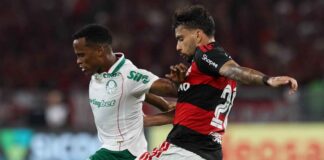 O jogador Jhon Arias, da SE Palmeiras, disputa bola com Paquetá