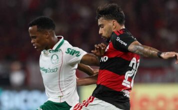 O jogador Jhon Arias, da SE Palmeiras, disputa bola com Paquetá