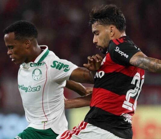 O jogador Jhon Arias, da SE Palmeiras, disputa bola com Paquetá