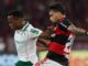 O jogador Jhon Arias, da SE Palmeiras, disputa bola com Paquetá
