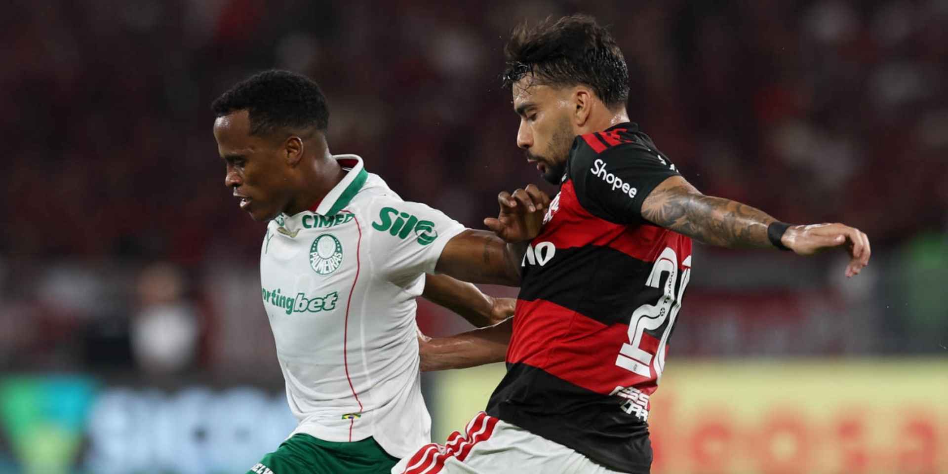O jogador Jhon Arias, da SE Palmeiras, disputa bola com Paquetá