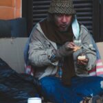 Projeto em BH paga viagem para moradores de rua e divide vereadores Morador de rua em BH