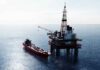 Navio e plataforma em alto mar