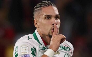 Paulinho comemora gol