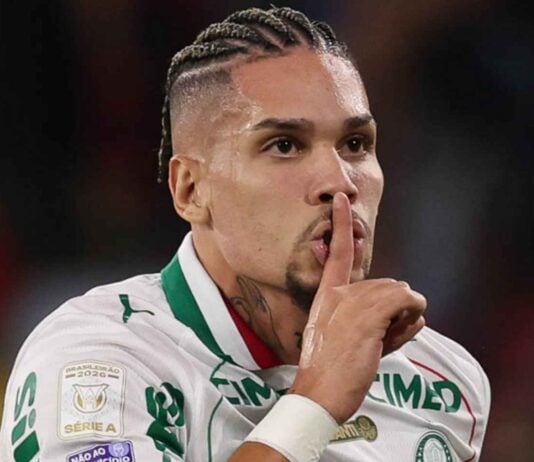 Paulinho comemora gol