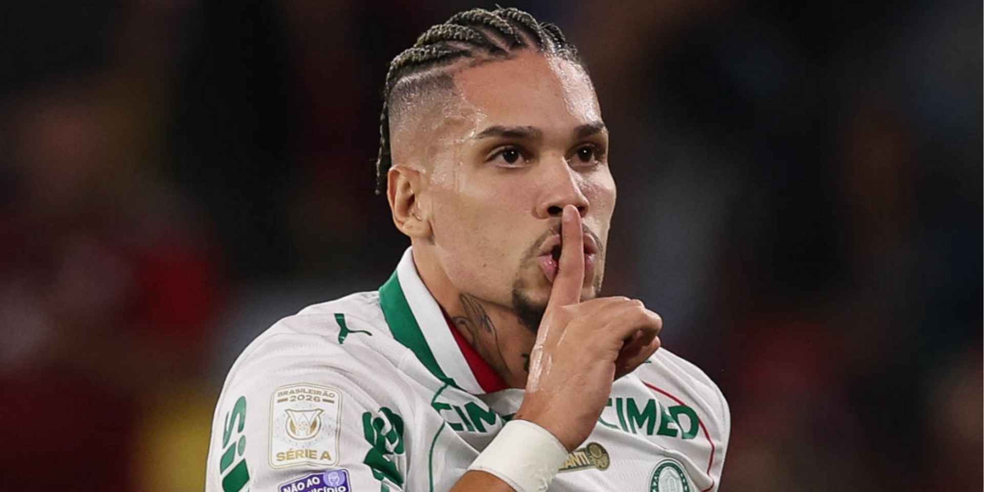 Paulinho comemora gol
