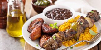Comida brasileira espetinho churrasco feijão