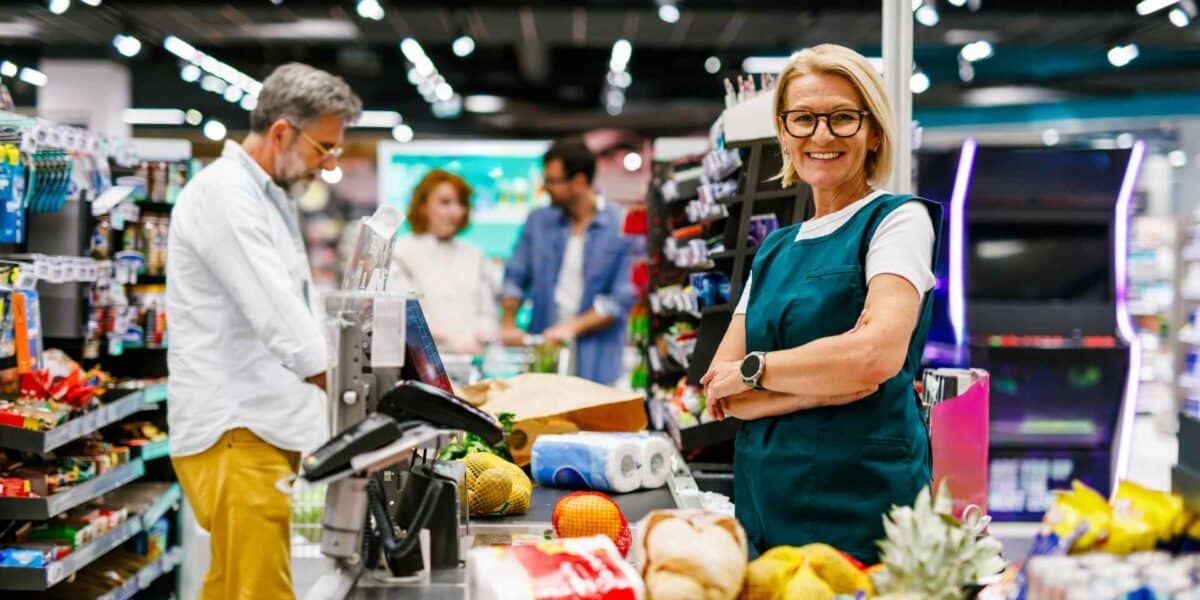 Supermercados. Caixa e cliente