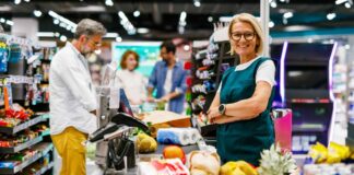 Supermercados. Caixa e cliente