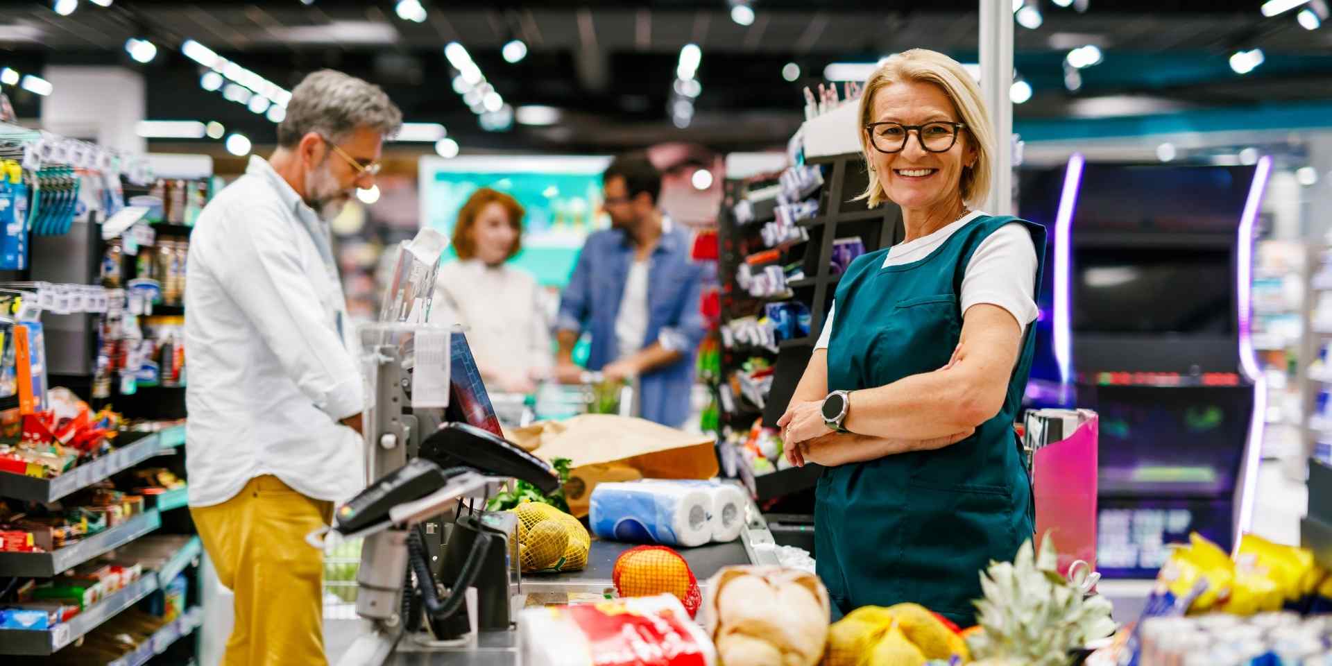 Supermercados. Caixa e cliente