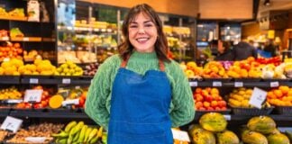 Rede de supermercados cria escala de trabalho com 15 dias de folga por mês Funcionário supermercado trabalho
