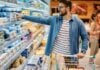 Homem fazendo compras no supermercado
