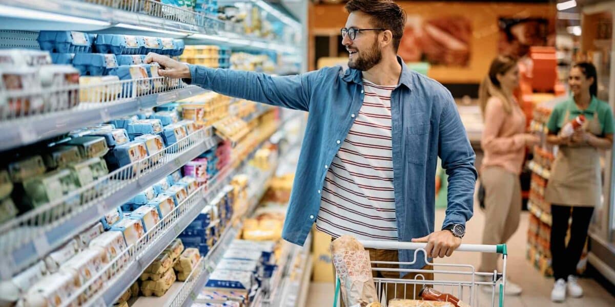 Homem fazendo compras no supermercado