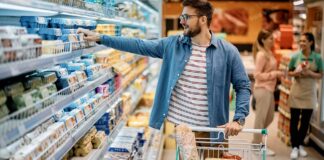 Homem fazendo compras no supermercado