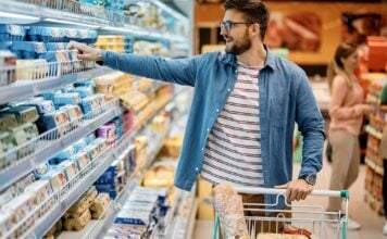 Homem fazendo compras no supermercado