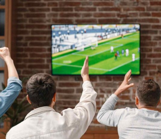 Jogo de futebol na TV