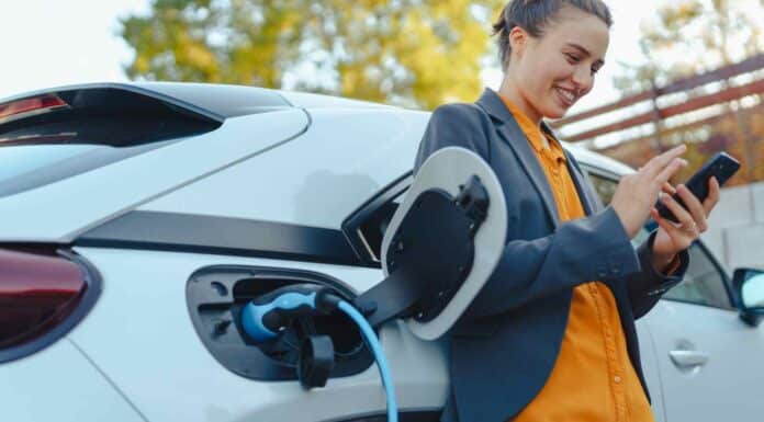 Mulher de carro elétrico
