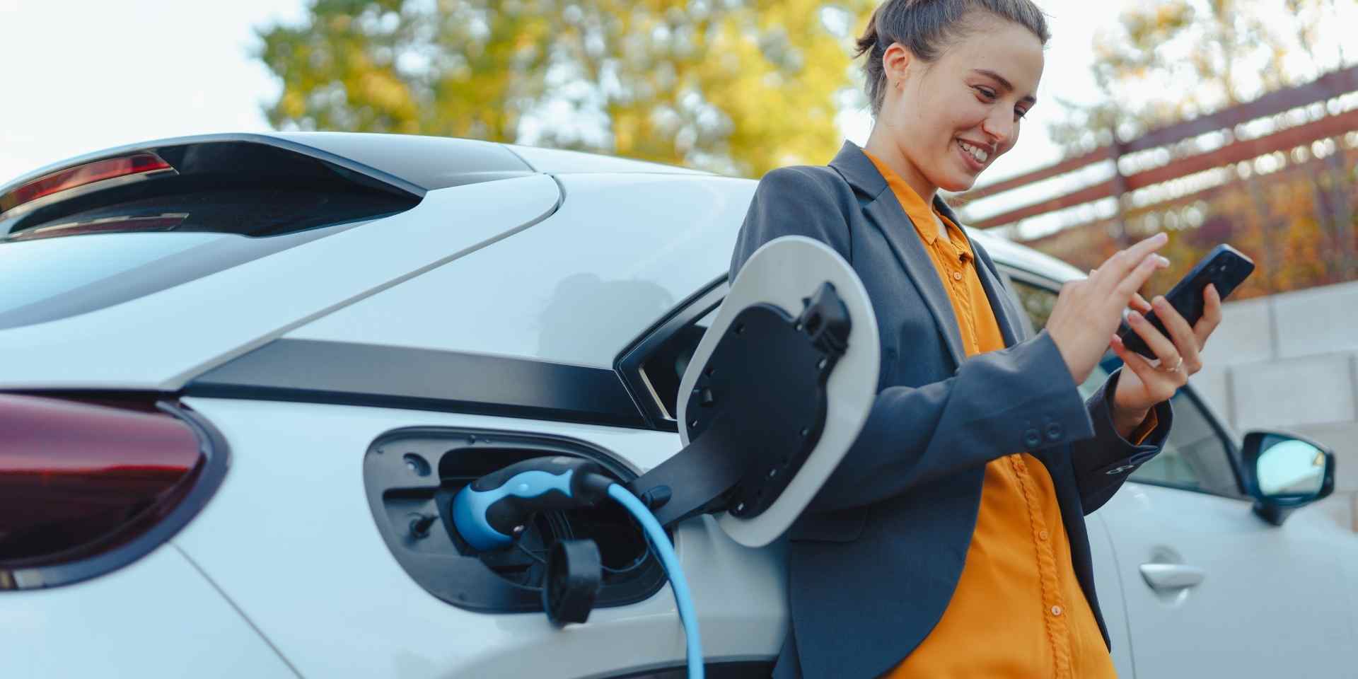 Mulher de carro elétrico