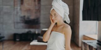 De quantos em quantos dias lavar a toalha de banho? O que dermatologistas e microbiologistas recomendam Mulher de toalha de banho