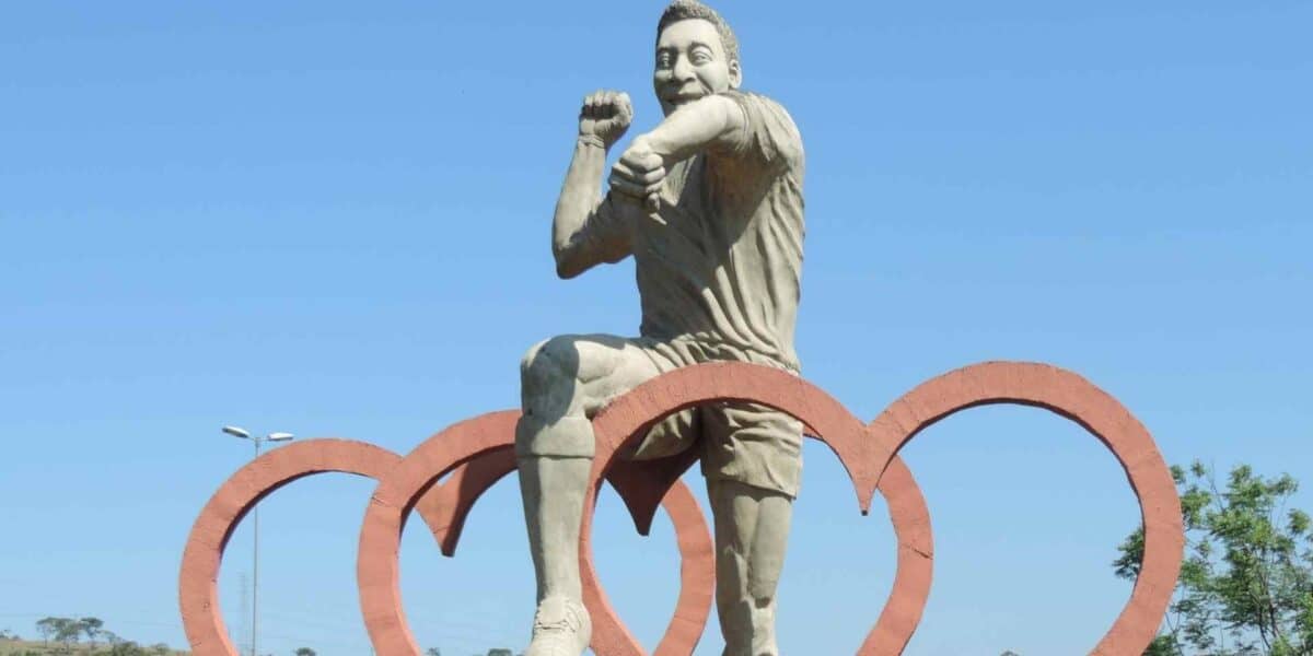 Estátua de Pelé em 3 Corações