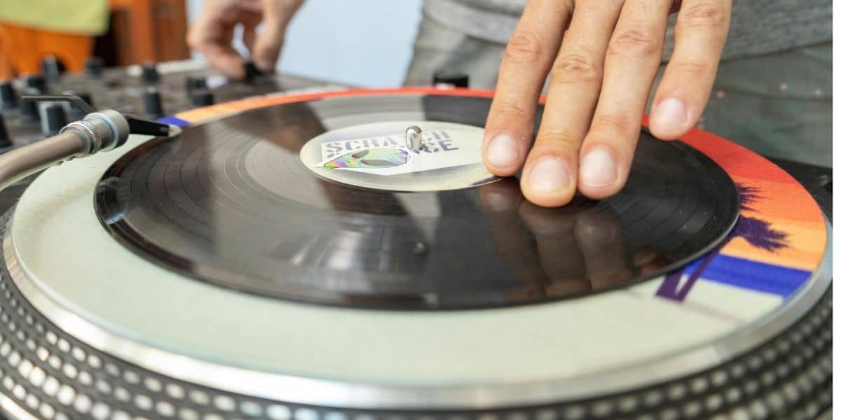 BH terá festa gratuita com 8 horas de música e discotecagem 100% em vinil neste sábado
