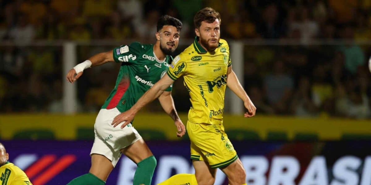 O jogador Flaco López, da SE Palmeiras, disputa bola com o jogador do Mirassol FC