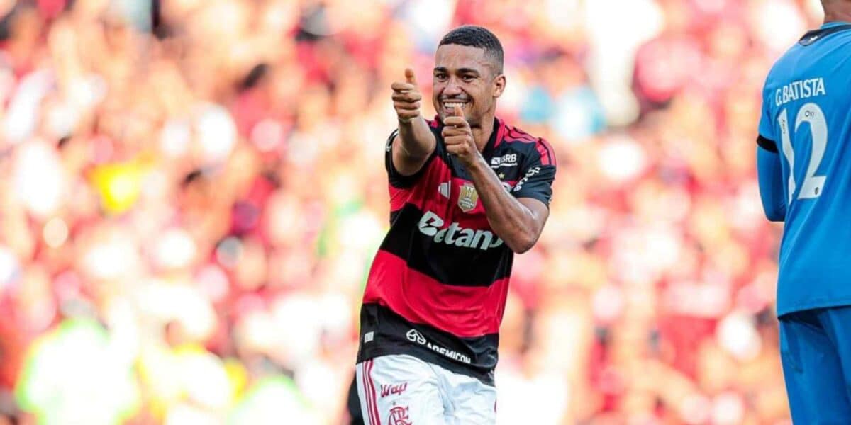 Samuel Lino em jogo do Flamengo