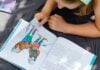 Criança lendo livro infantil