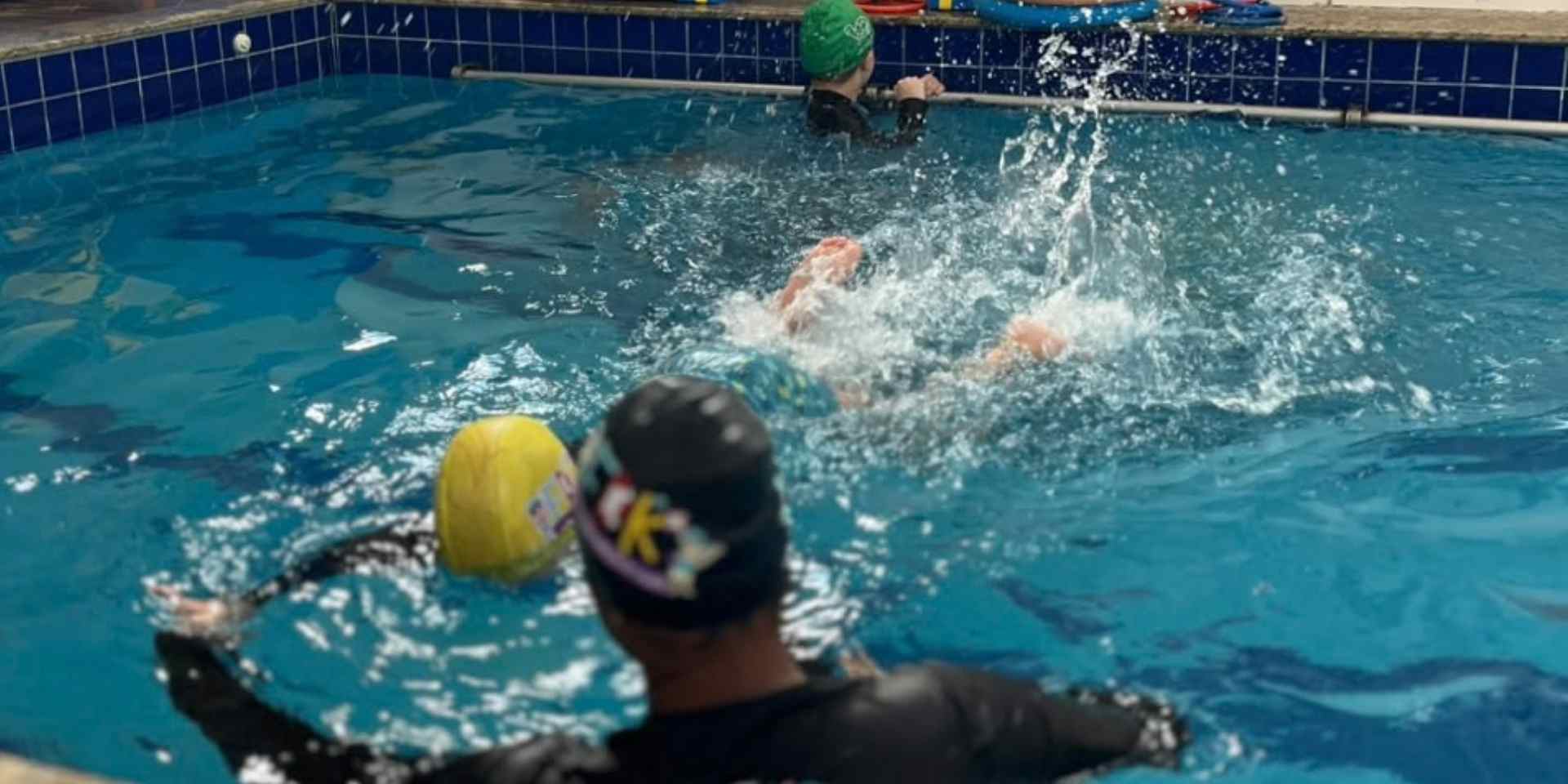 criança na piscina aula natação